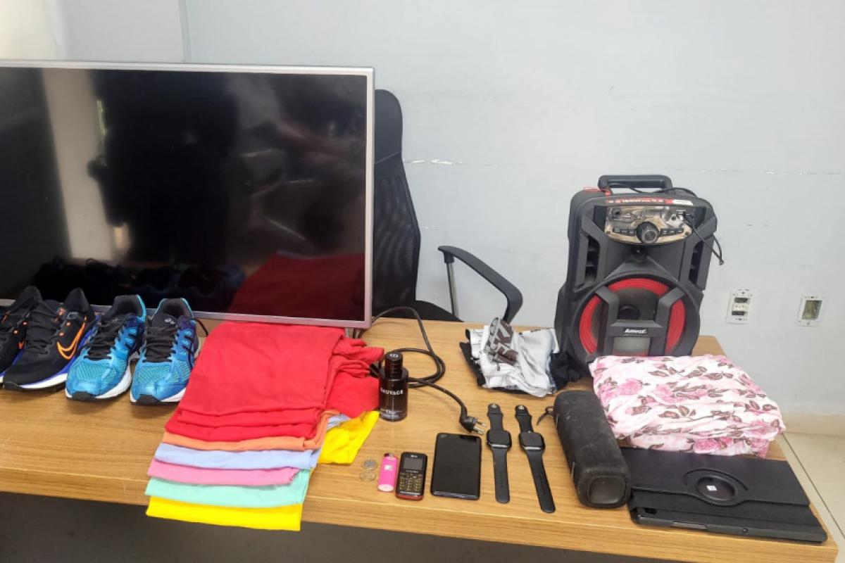 Entre os bens recuperados, estão roupas, perfumes, dois pares de tênis, relógios inteligentes, uma caixa de som, um tablet Samsung, um telefone celular e um televisor LG