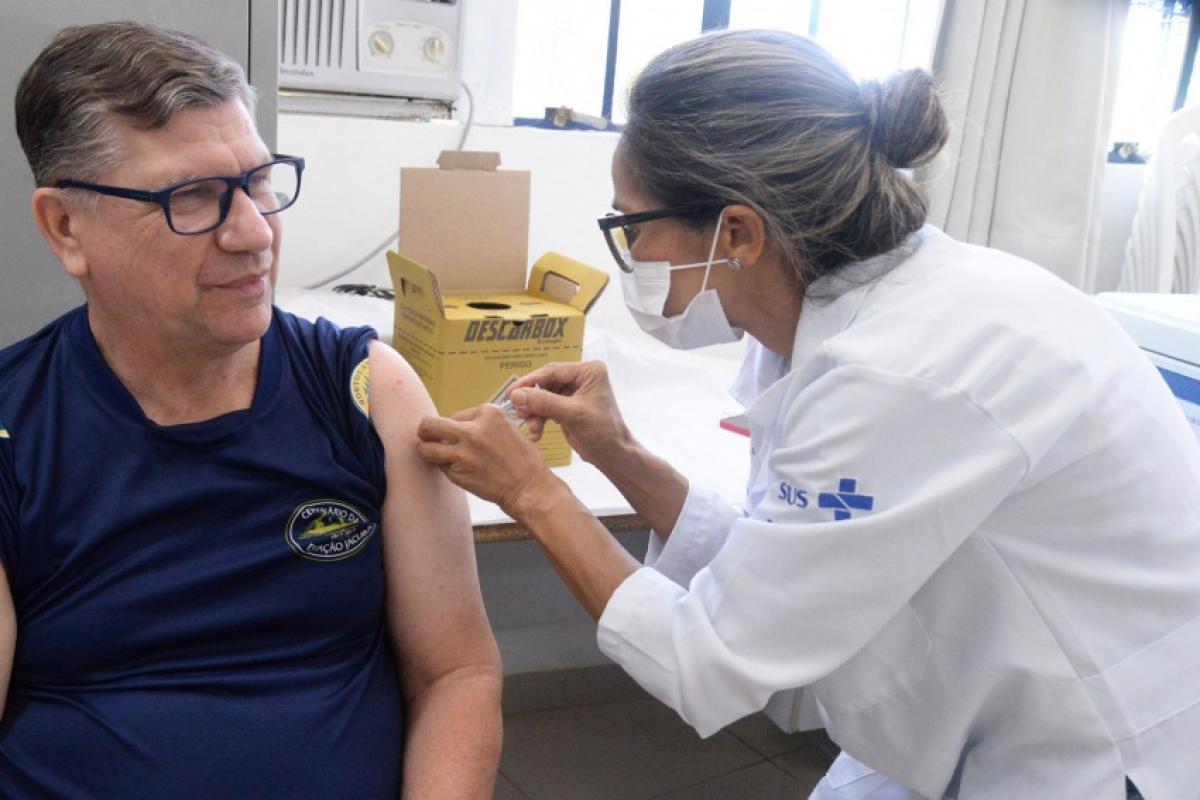 Medida temporária amplia a aplicação da VPP23 para moradores a partir de 58 anos enquanto houver doses disponíveis.