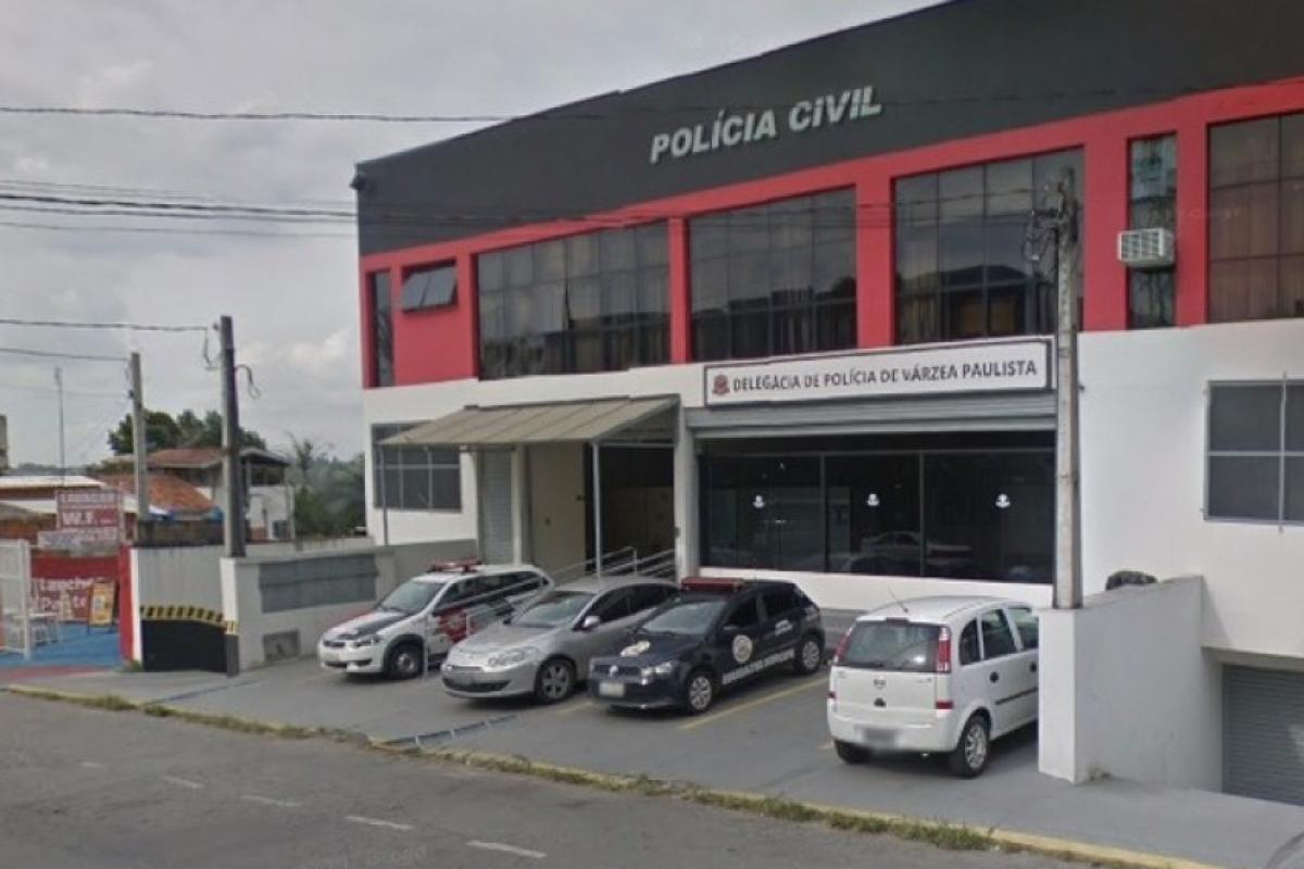 Ele foi levado para o DP, onde acabou preso em flagrante