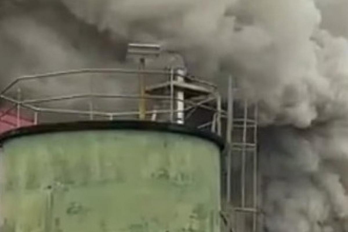 Fogo mobilizou equipes dos Bombeiros e teria começado em um silo de armazenamento de grãos