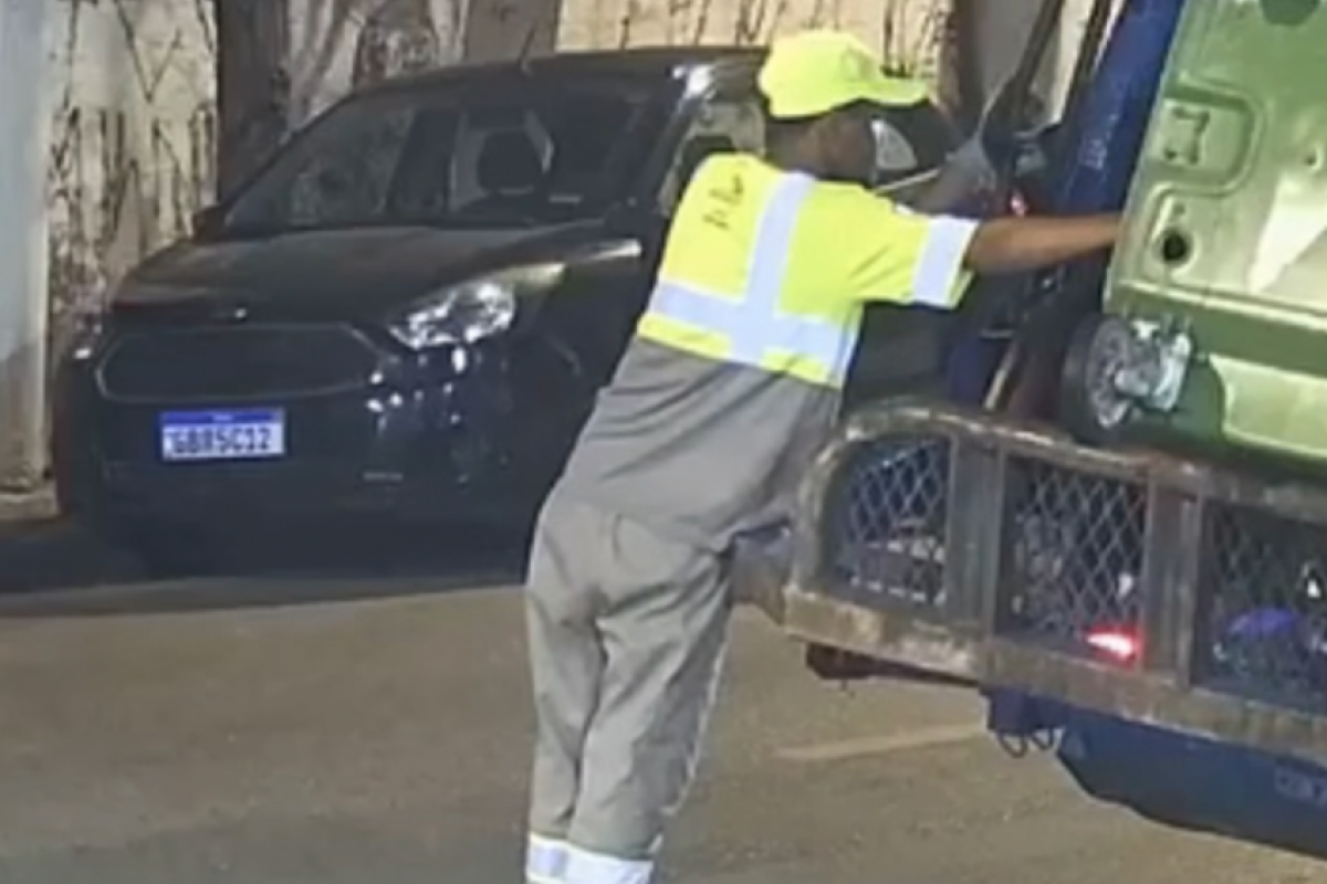 A vítima recolhia contêineres na traseira de um caminhão de limpeza na Rua do Bosque quando foi atingida. 