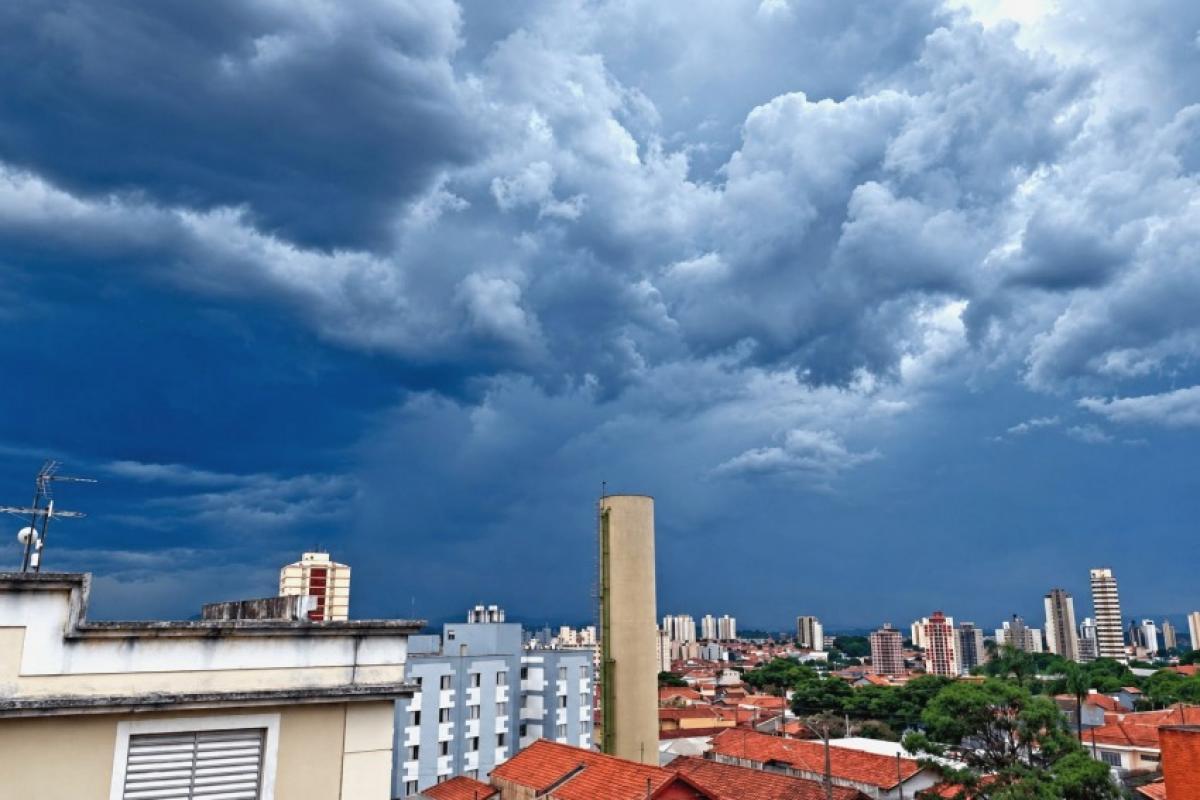 Além da possibilidade de chuva, a frente fria favorecerá o declínio das temperaturas ao longo dos dois dias