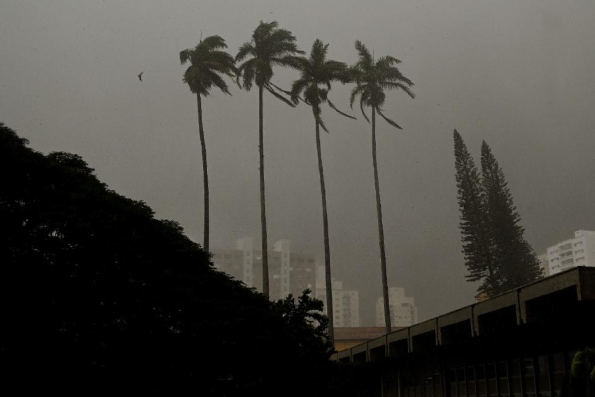 Frente fria muda o tempo entre quarta e quinta-feira, com rajadas intensas, chuva isolada e queda nas temperaturas.