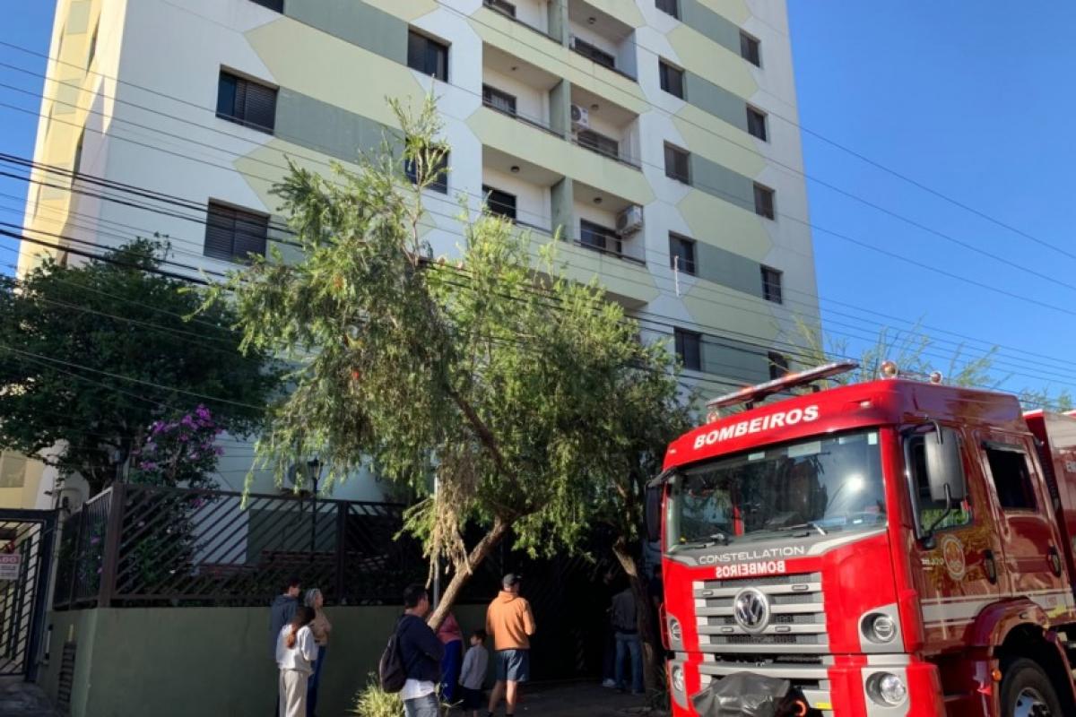 De acordo com as informações apuradas no local pela reportagem, o incidente teria começado após um morador da cobertura esquecer uma panela de pressão no fogo