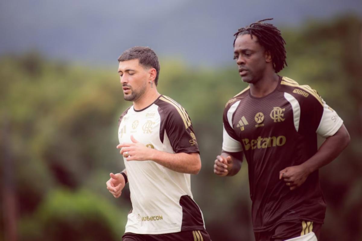 Arrascaeta voltou ao Flamengo e treinou com bola