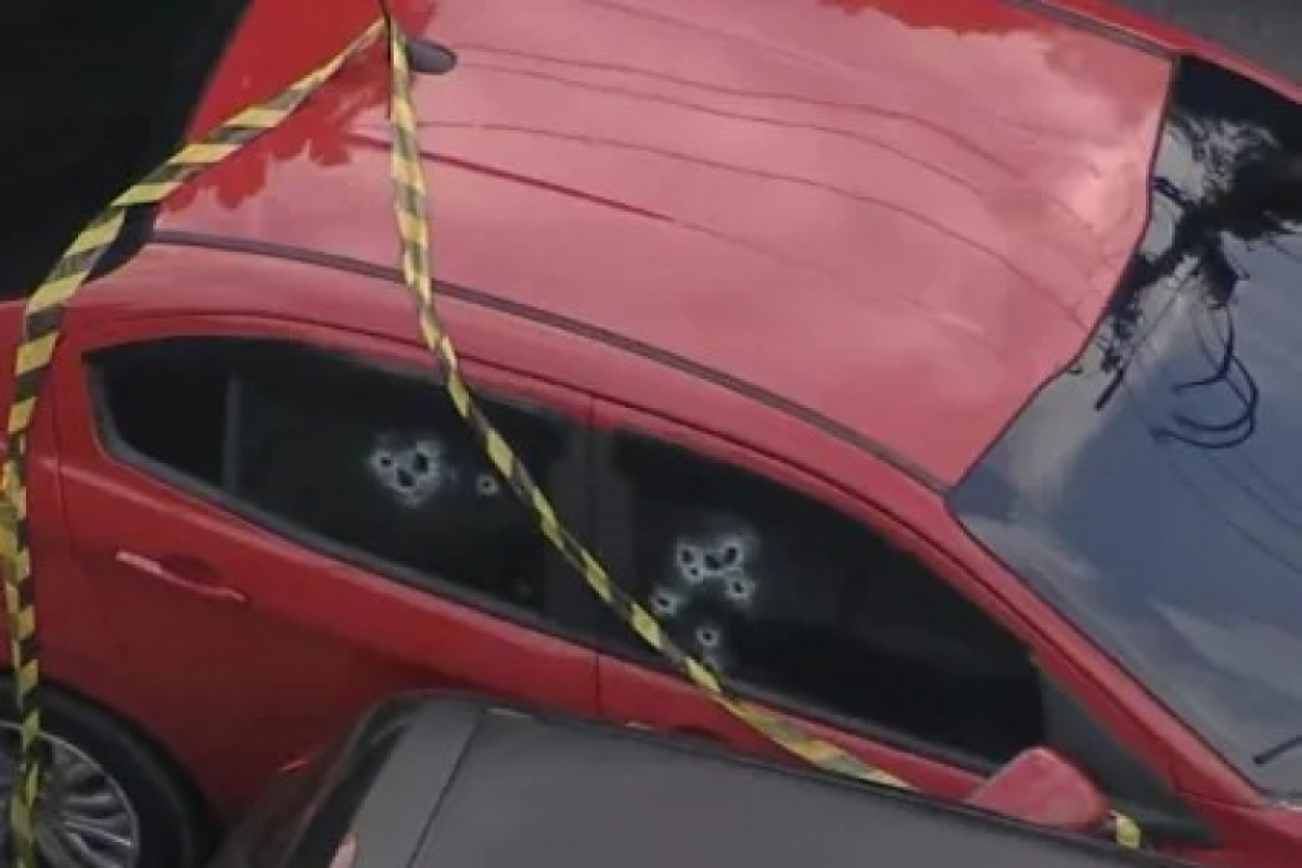 Homem foi assassinado dentro de carro na cidade de Cotia; filho dele, de 10 anos, ficou ferido