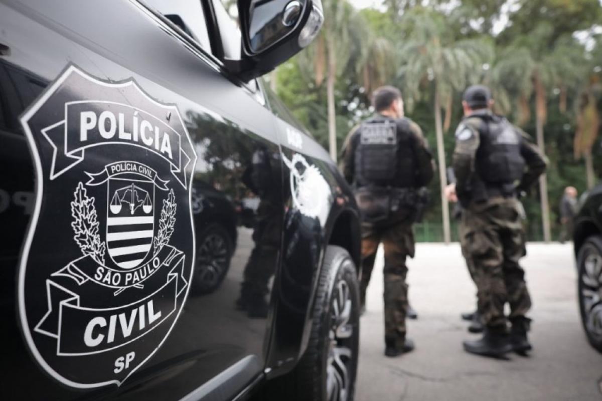 Polícia Civil apreendeu mais de 3 mil porções de drogas e um revólver com homem apontado como liderança no Morro dos Macacos.