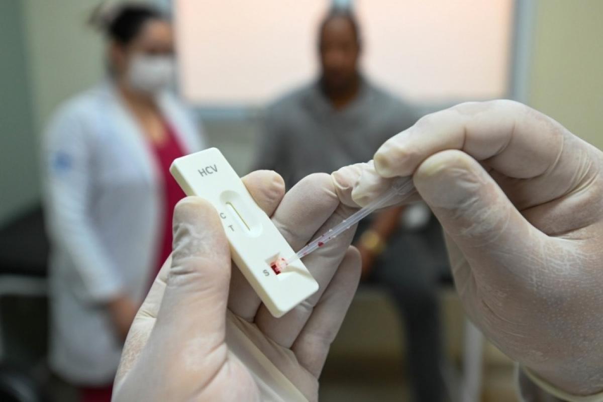 Casos de hepatite A caíram 50,7% entre 2023 e 2025, enquanto hepatites B e C voltaram a crescer no último ano.