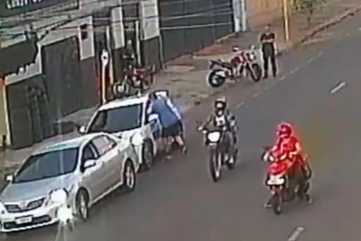 Câmera de segurança flagrou momento em que motorista tenta 'fechar' veículo; segundos depois, suspeito agrediu veterinário com socos