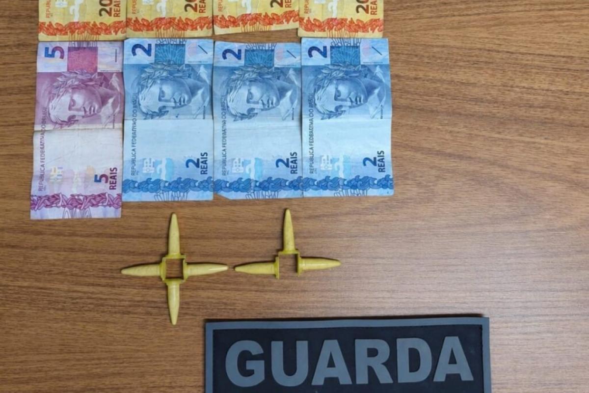 Jovem de 16 anos foi abordado durante patrulhamento na região de um posto de combustíveis, confessou que comercializava entorpecentes durante a madrugada e acabou encaminhado ao Plantão Policial