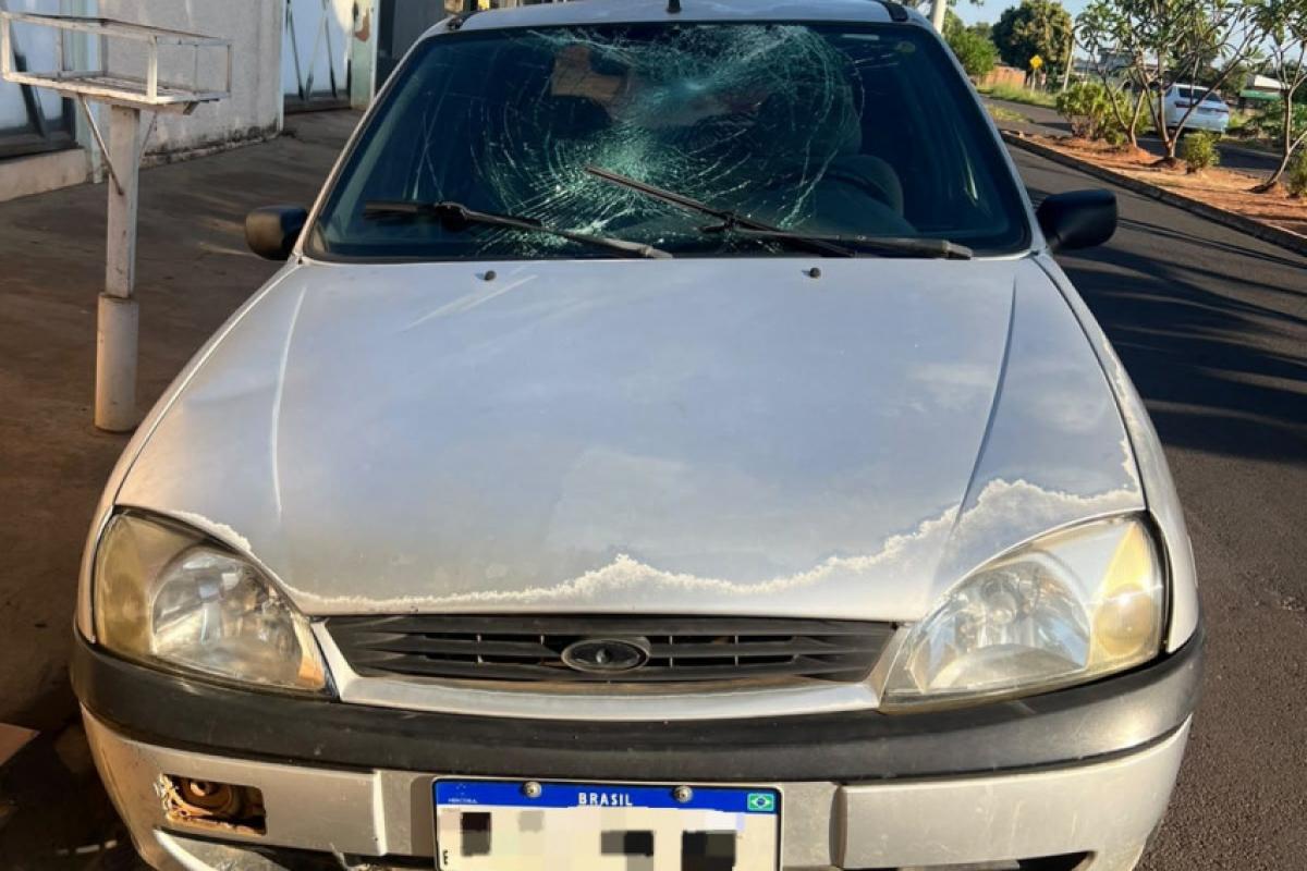 O adolescente seguia de bicicleta pela Rua Pedro Vendrame quando atravessou o cruzamento e foi atingido por um Ford Fiesta
