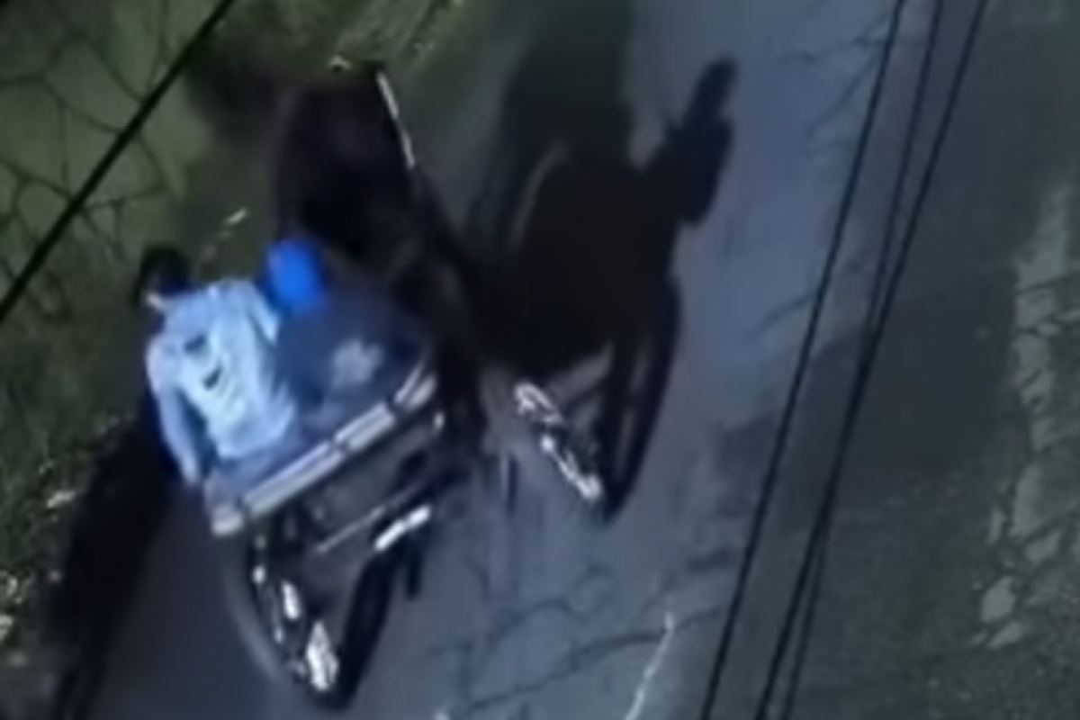 Imagens que circulam em redes sociais mostram os homens chegando com a charrete e cercando a vítima.