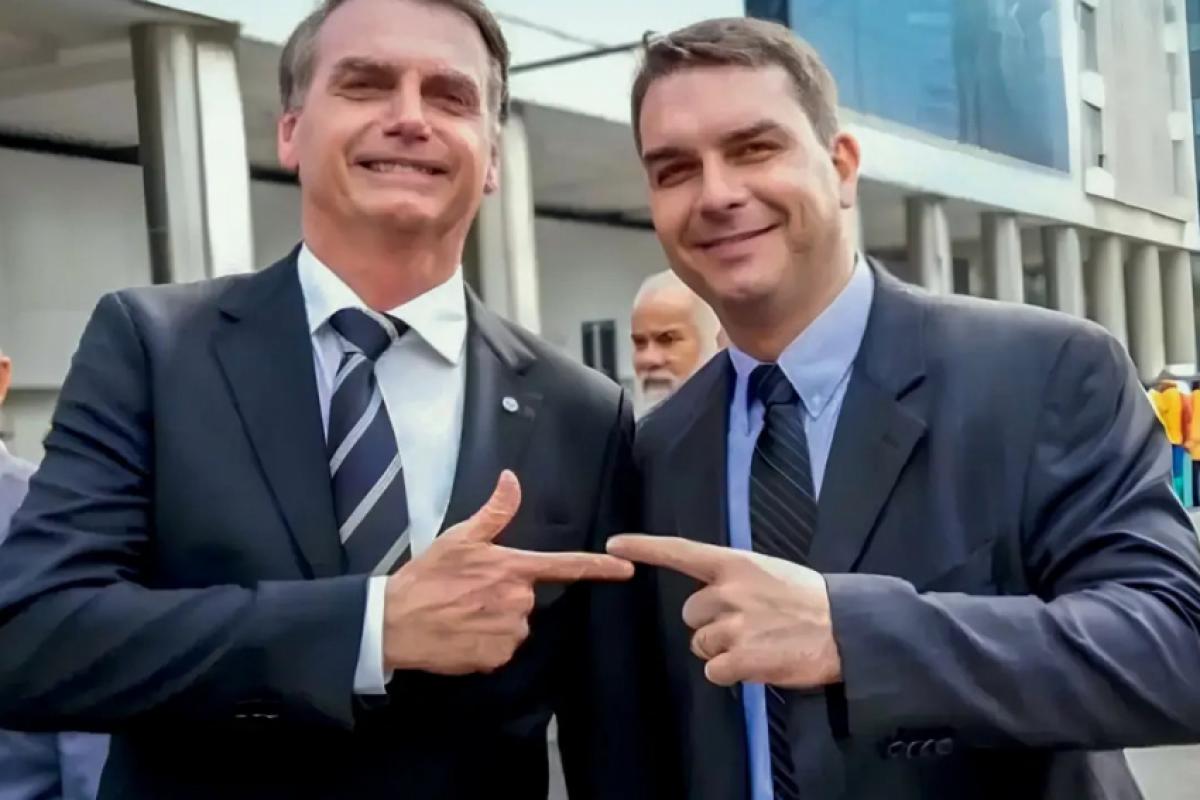 Flávio Bolsonaro está inscrito no processo como advogado do pai e, portanto, tinha acesso livre a ele