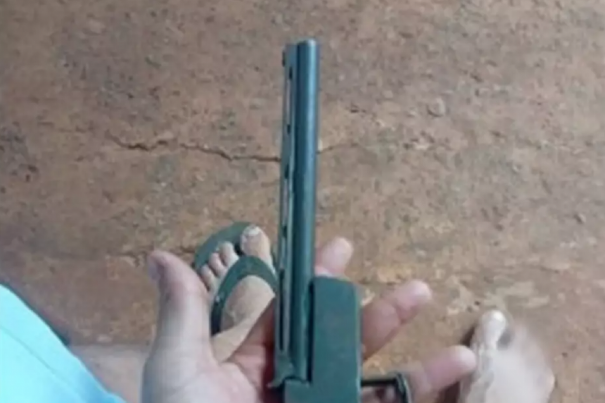 O suspeito oferecia uma garrucha calibre .22 por R$ 1,5 mil.