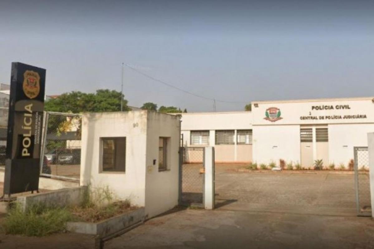 A ocorrência foi apresentada no plantão da Central de Polícia Judiciária (CPJ) de Jaú e o delegado plantonista compareceu ao local e requisitou a realização de perícia