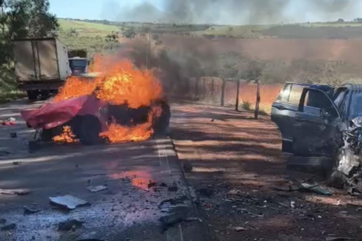 Colisão envolvendo dois carros registrado entre Jeriquara e Buritizal 