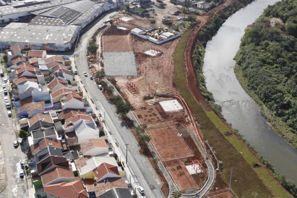 O corpo estava no Rio Barigui, próximo a uma passarela de pedestres na Rua Jornalista Pedro Viana, na Cidade Industrial de Curitiba (CIC). 