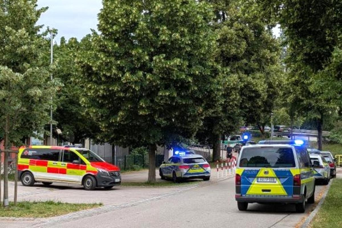 Polícia realiza grande operação após ataque no Welfen-Gymnasium, em Schongau, na Baviera; adolescente suspeito teria usado arma de fogo e faca.