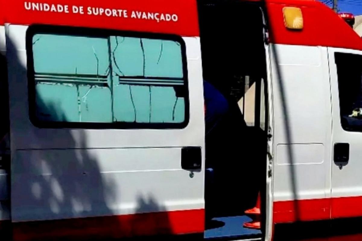 A idosa foi socorrida pelo Samu e encaminhada ao hospital. 