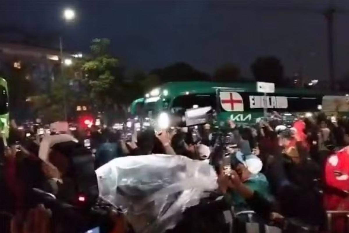 Os jogadores da seleção da Inglaterra chegaram ao hotel em que ficarão hospedados na Cidade do México sob vaias e gritos de 'México, México'