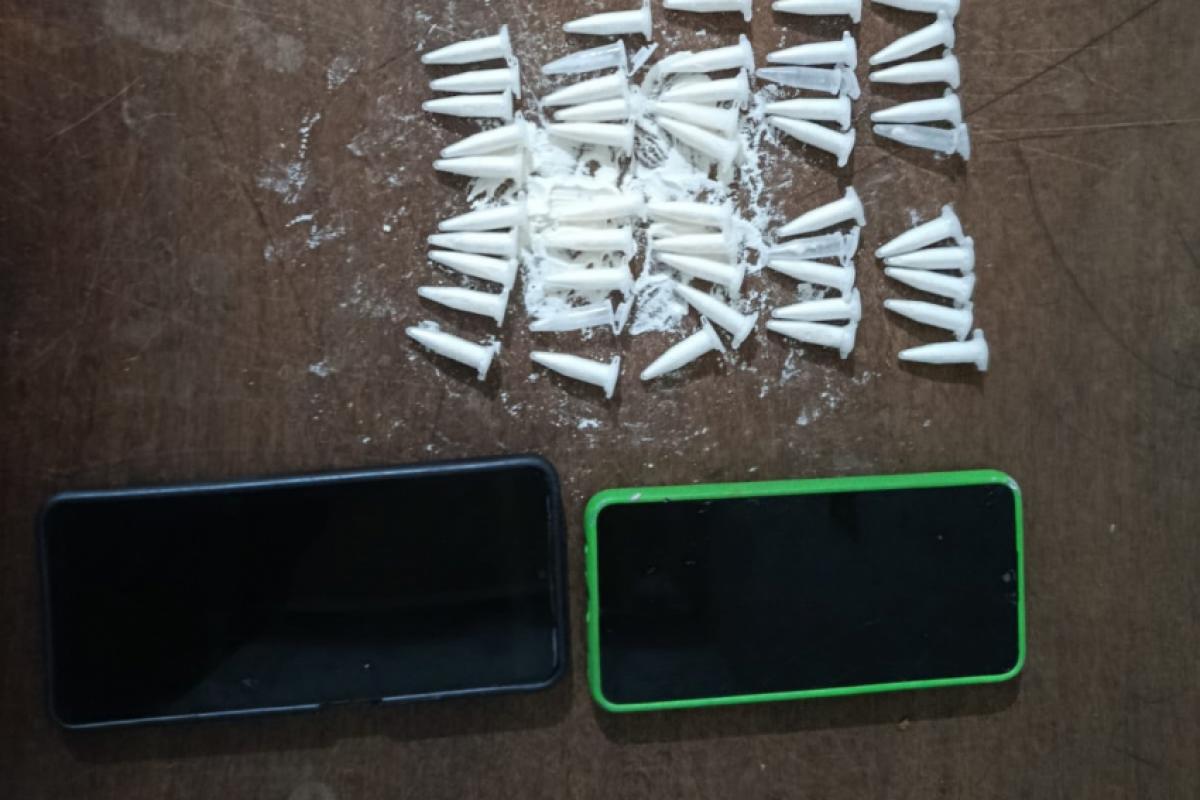 Suspeito foi abordado em comércio com cocaína fracionada, dinheiro e celulares