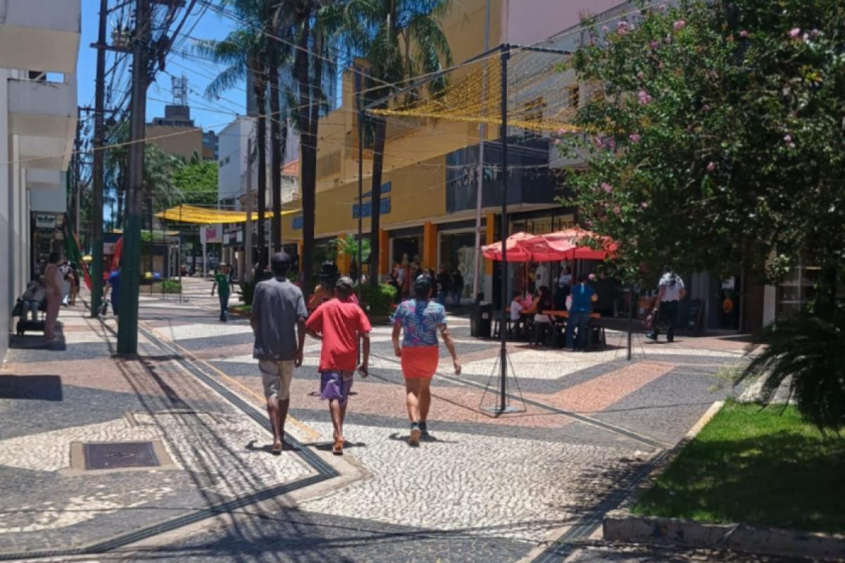 Comércio terá horário especial no feriado e bancos fecham apenas na quinta