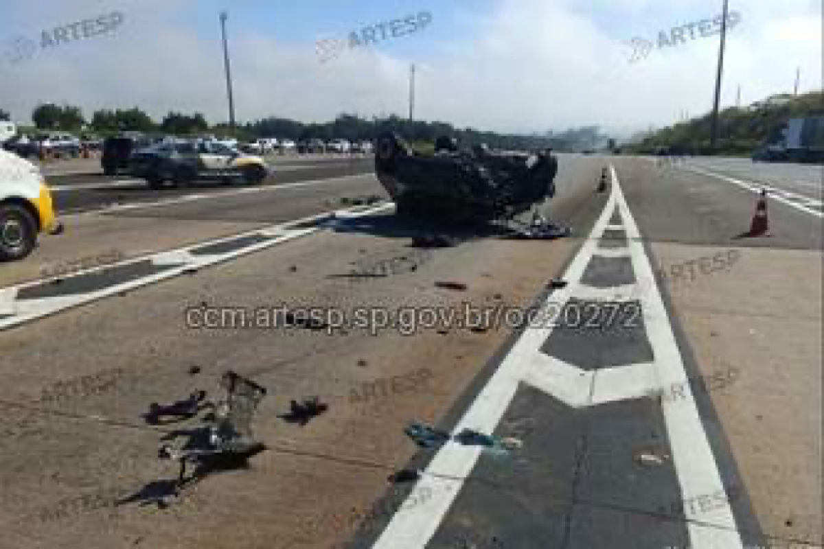 Carro capotado e pista com destroços após o acidente