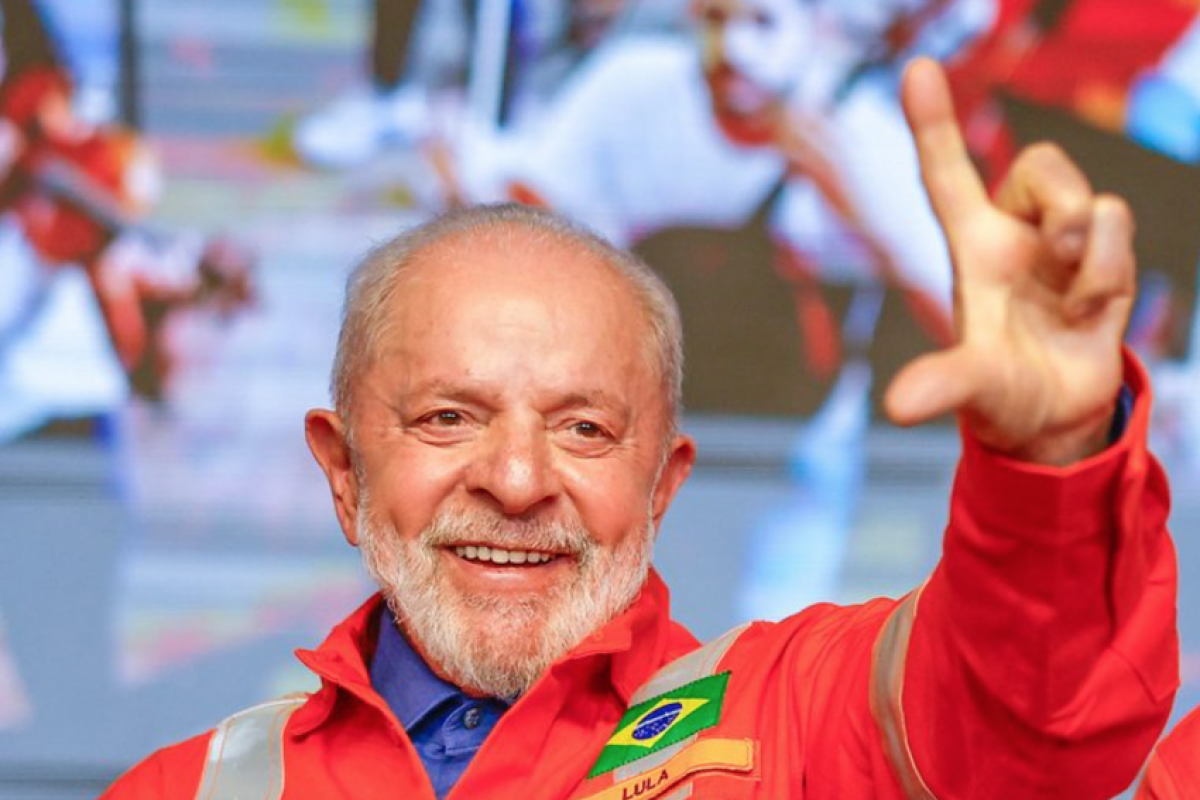 No confronto direto, Lula aparece com 45% das intenções de voto, ante 40% de Flávio. 