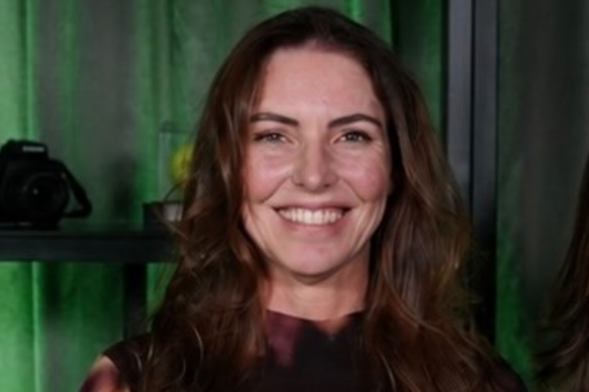 Em vídeo publicado nas redes sociais, Glenda contou que travou a coluna dentro de casa, caiu e não conseguiu mais andar nem se levantar sozinha. 