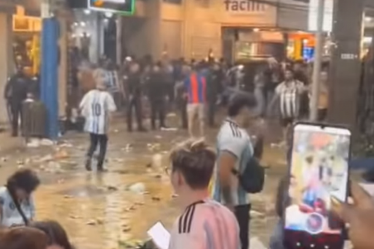  Segundo a Guarda Municipal, houve arremesso de garrafas e lançamento de fogos de artifício contra as equipes de segurança.