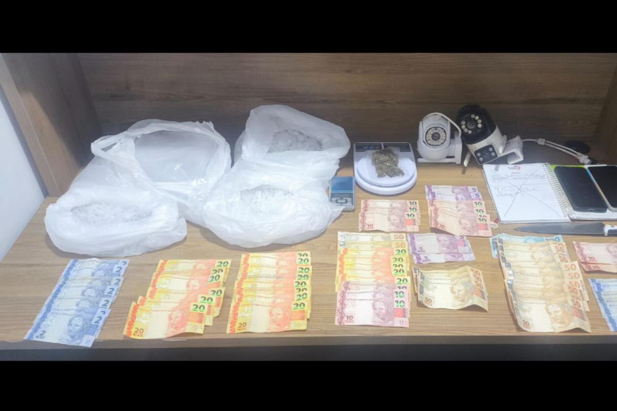 No imóvel, foram encontrados celulares, câmeras de monitoramento, R$ 1.344 em dinheiro, uma porção de maconha, duas balanças de precisão, um caderno com anotações e 2 mil eppendorfs vazios 