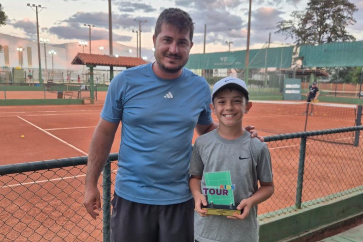 O tenista Henrique Pires, ao lado do técnico Ícaro Cardoso, após a conquista
