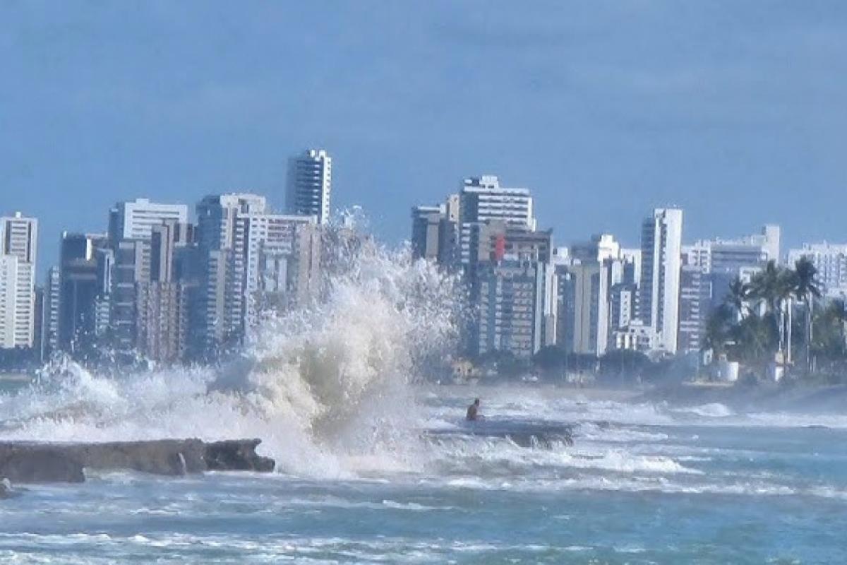 Segundo a família, depois de ser atingido pela onda, o homem ficou dentro d'água sem conseguir levantar a cabeça.