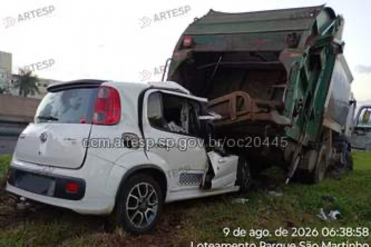 Carro bateu na traseira de caminhão da coleta de lixo, na Rodovia Anhanguera