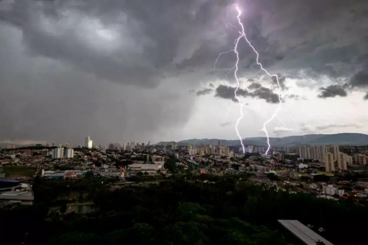 A frente fria que chega hoje ao Sul do Brasil deve subir e trazer chuva para a região, mas com intensidade mais moderada