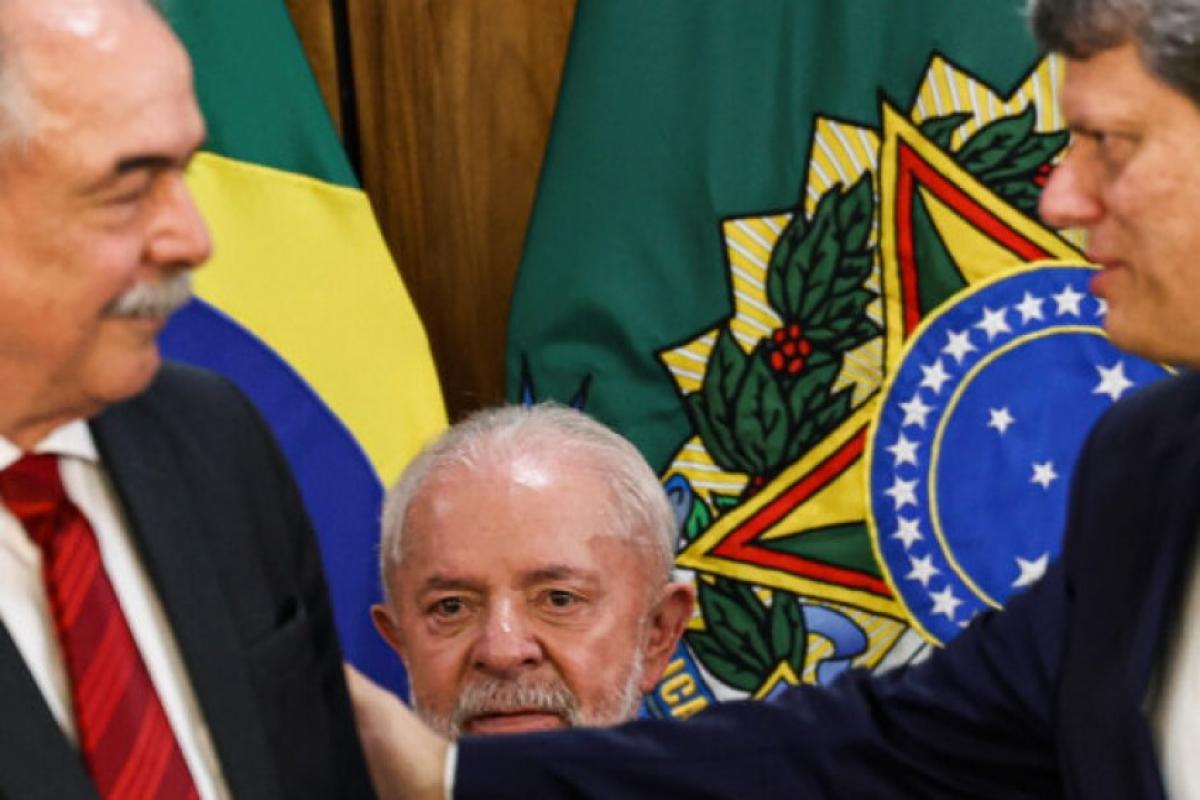 O presidente do BNDES, Aloizio Mercadante, o presidente Lula e o governador Tarcísio de Freitas