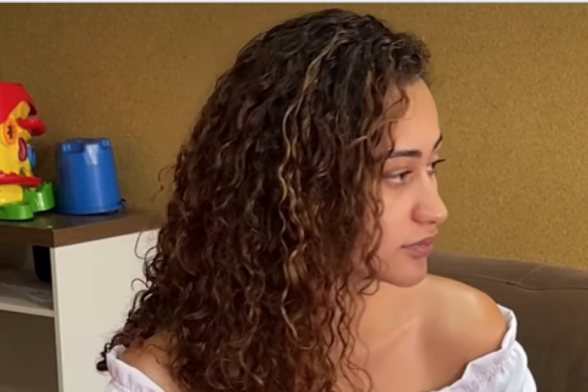 Emiliane Tamara Nunes Carvalho, 24, disse que um pano com ácido foi colocado em sua boca.