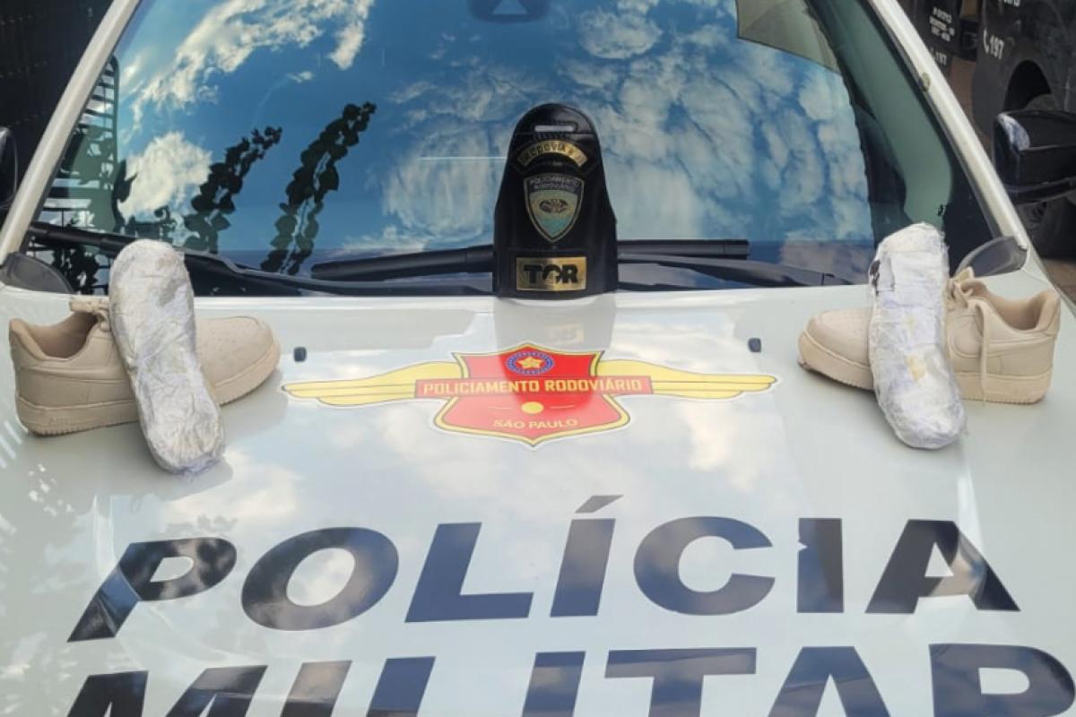 Droga foi encontrada na bagagem de passageira durante fiscalização na Rodovia SP-300