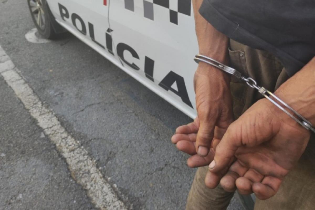 Homem foi encontrado ferido no Jardim Telesp; motocicleta teria sido tomada para quitar uma dívida com traficantes.