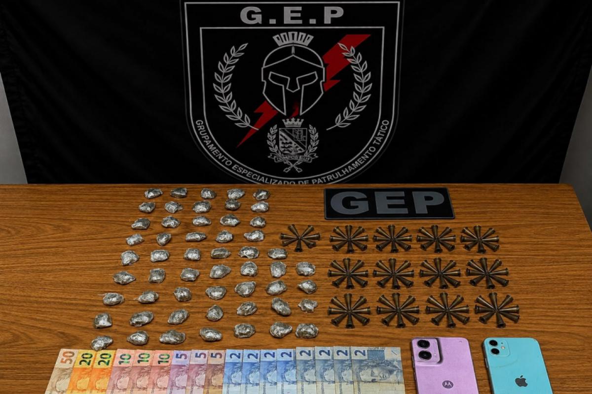 Além da cocaína, policiais localizaram 54 porções de maconha e dinheiro em espécie