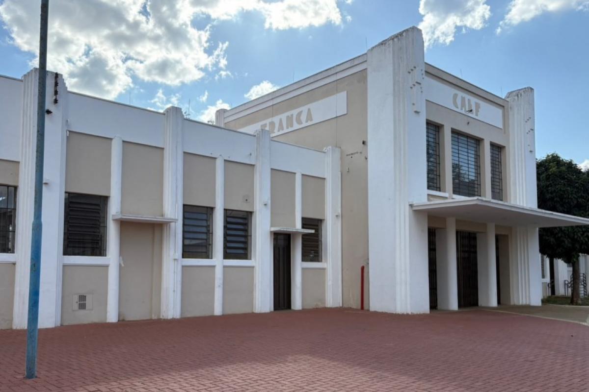 Fachada da antiga Estação Mogiana, que atualmente abriga diferentes espaços culturais em Franca