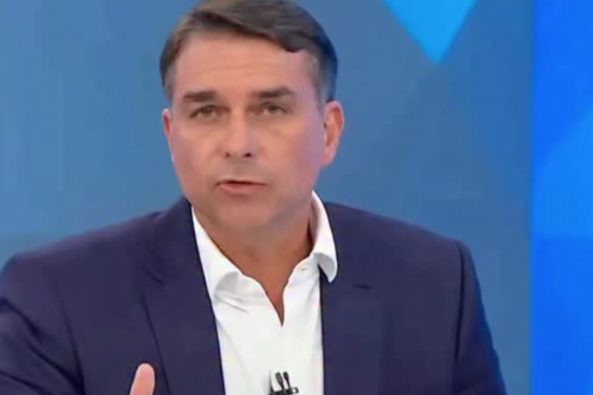 Flávio elogiou as políticas de segurança do governo de Nayib Bukele.