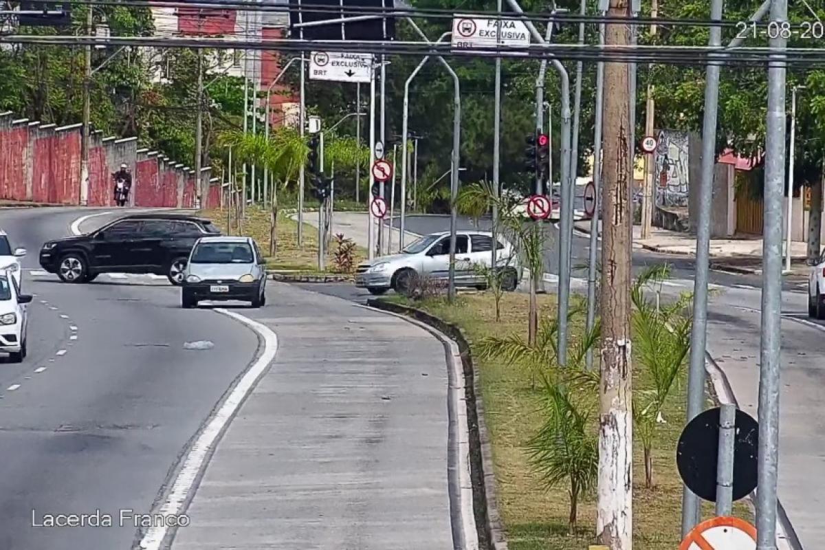 Câmeras registraram 280 conversões irregulares no acesso da Rua Ouro; cruzamento acumula 11 acidentes desde 2023.