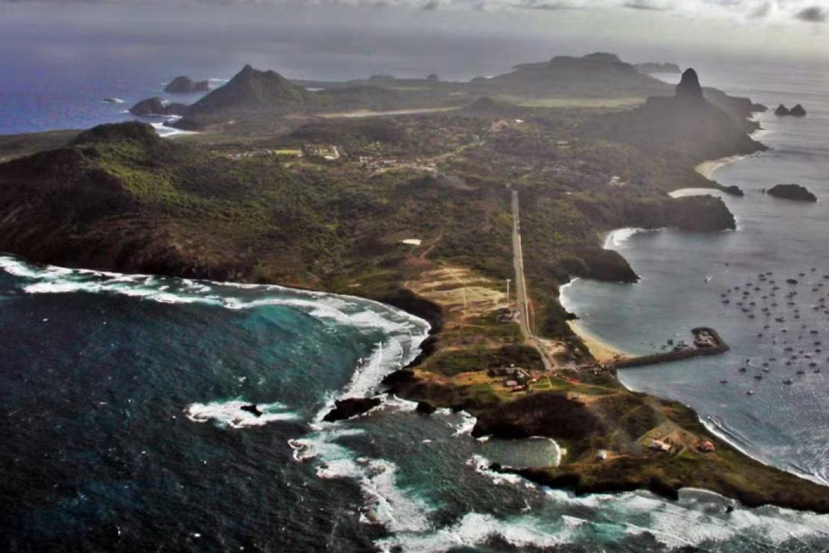 Hoje, praticamente todo turista chega a Fernando de Noronha de avião