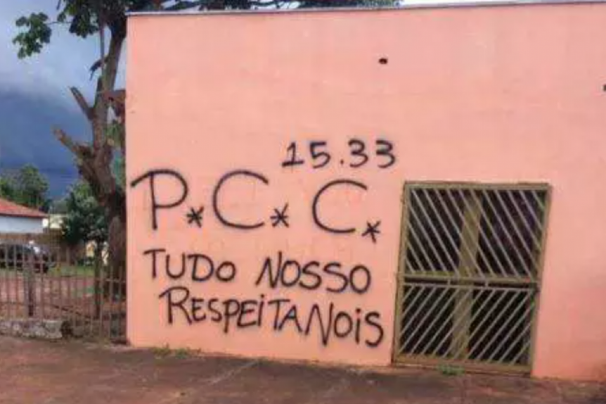 Os alvos são apontados como importantes lideranças da facção, com atuação na Baixada Santista.