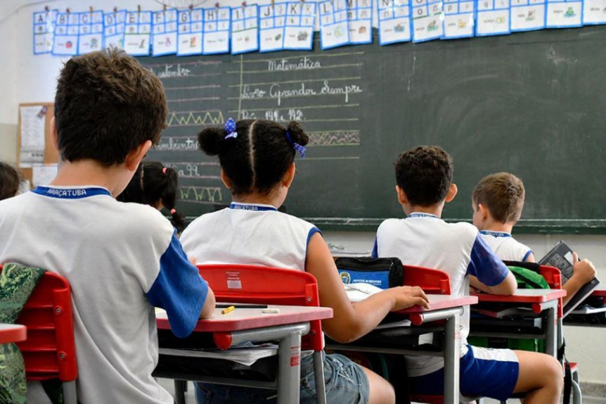 Prefeitura admite dificuldade para repor docentes e aponta licenças médicas na escola