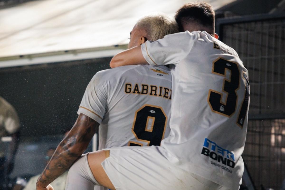 Gabigol e Escobar comemoram gol do Santos