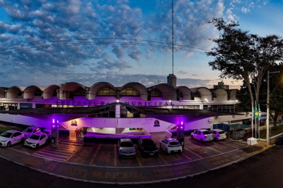 Iluminação do Paço Municipal marca campanha; cidade terá unidade móvel de proteção entre os dias 10 e 14 de agosto e mantém rede especializada de atendimento às vítimas