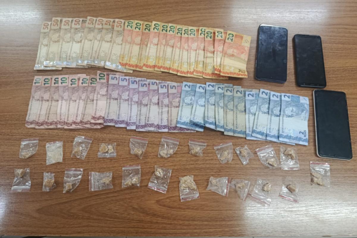 Polícia encontrou droga, dinheiro e celulares durante abordagem no bairro Mão Divina