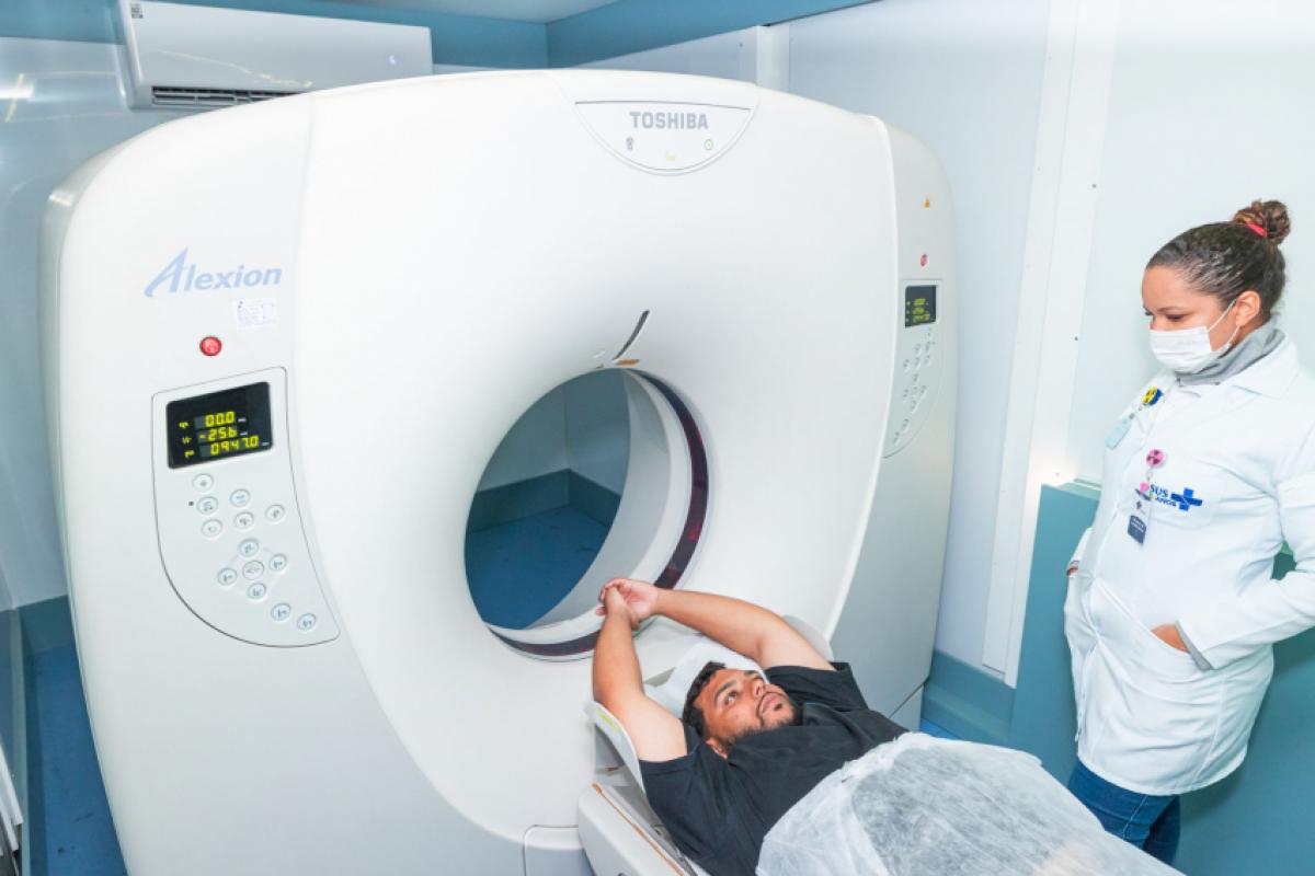 Gabriel Alves Ribeiro, 26, realizando tomografia para monitorar condição na coluna